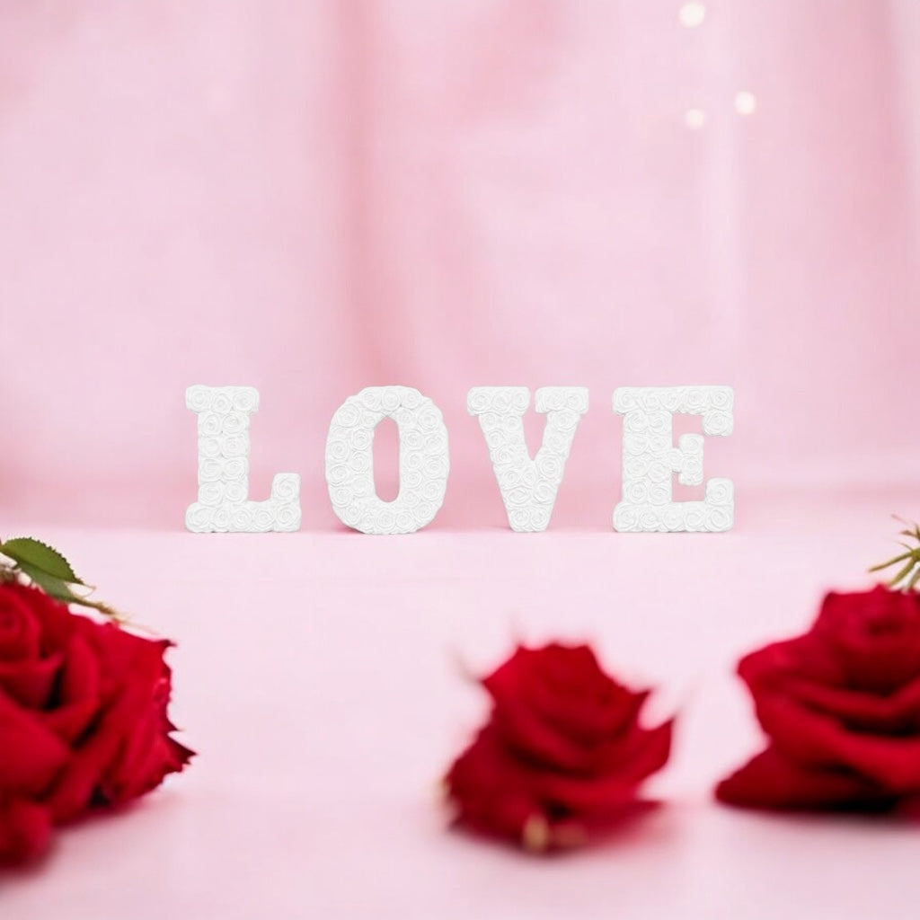 "LOVE" – Rosentextur Schriftzug | Modernes Valentinstag, Jahrestag & Hochzeitsgeschenk