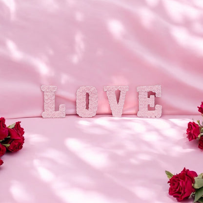 "LOVE" – Rosentextur Schriftzug | Modernes Valentinstag, Jahrestag & Hochzeitsgeschenk